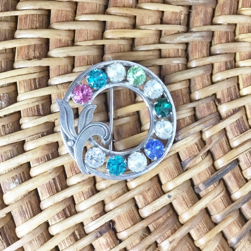 VAN DELL STERLING SILVER & MULTICOLOR CRYSTAL RHINESTONE WREATH BROOCH